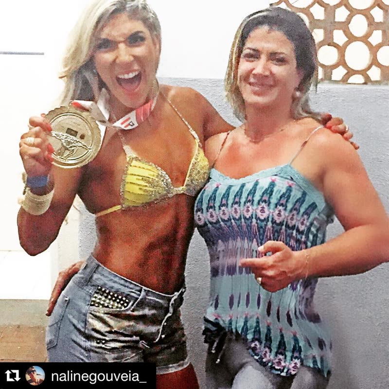 Claudia Guimarães comemorando com atleta que acompanhou, com medalha de campeã
