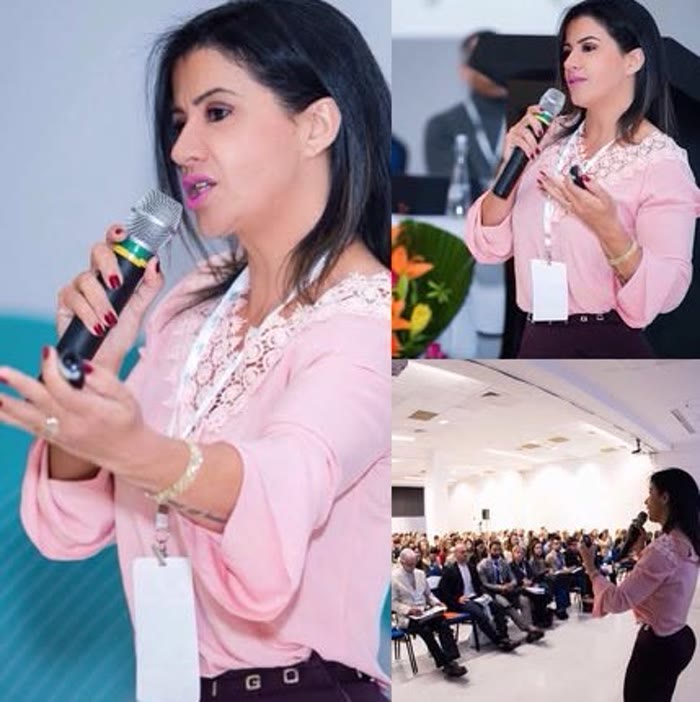 Claudia Guimarães palestrando com microfone em diferentes momentos de congresso